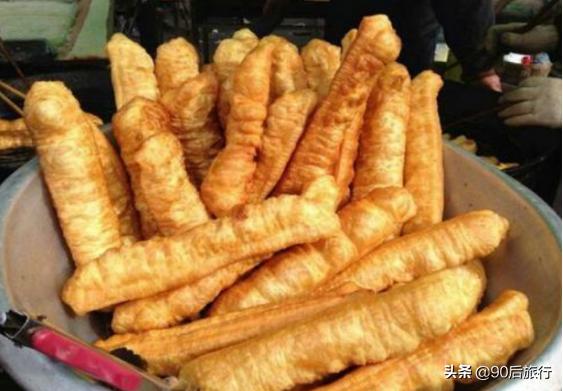 中国“炸油条”走红纽约,被外国人吃出大餐的感觉,表情太搞笑了