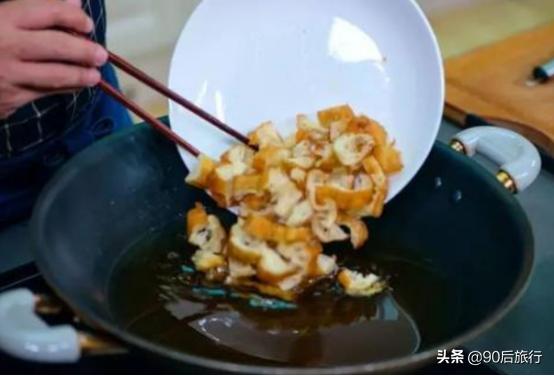 中国“炸油条”走红纽约,被外国人吃出大餐的感觉,表情太搞笑了