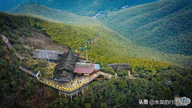 号称“中国最美竹海”，坐拥近4万亩翠竹，位于苏、皖两省交界处
