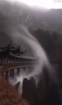 像鹅卵石般密密麻麻砸下来!今天上午浙江多地下冰雹,大家出行注意安全!