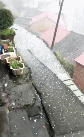像鹅卵石般密密麻麻砸下来!今天上午浙江多地下冰雹,大家出行注意安全!