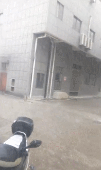 像鹅卵石般密密麻麻砸下来!今天上午浙江多地下冰雹,大家出行注意安全!