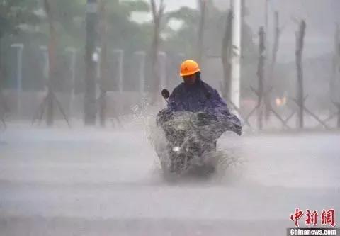 应急知识：暴雨天出行安全避险常识