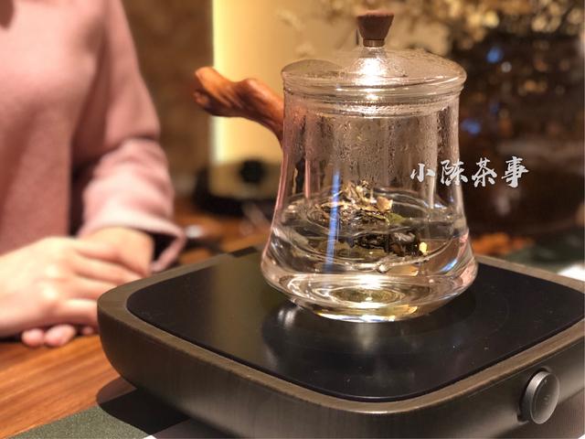 雨水节气时节,天气乍暖还寒,怎么喝白茶才适合呢?