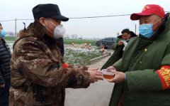递上一碗碗热腾腾的姜茶