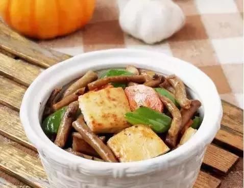 美食推荐：蚝油三蔬，辣炒肥肠，茶树菇煲豆腐，香辣毛豆鸡丁