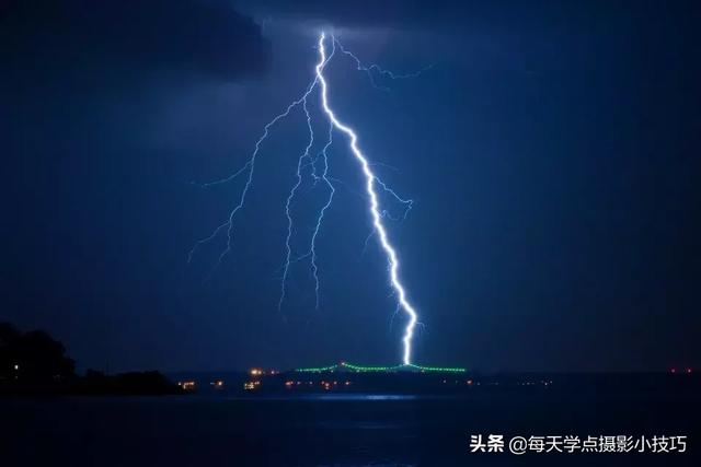 摄影小技巧：雷雨季节来临，如何拍摄出震撼的闪电图片？