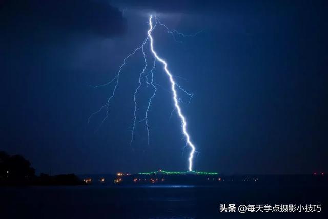 摄影小技巧:雷雨季节来临,如何拍摄出震撼的闪电图片?