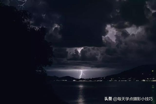 摄影小技巧:雷雨季节来临,如何拍摄出震撼的闪电图片?