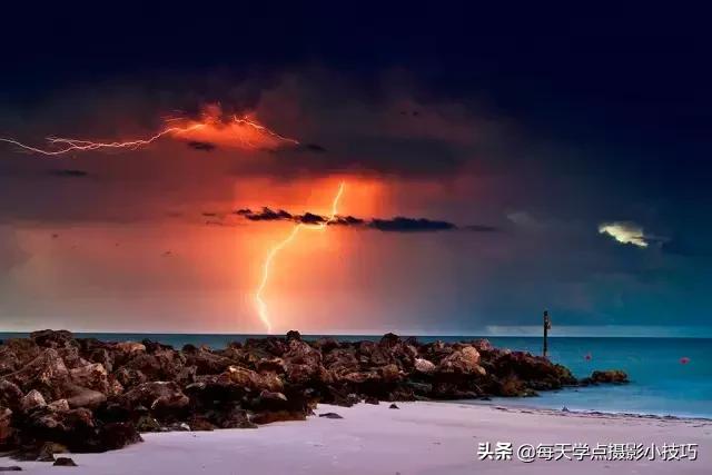 摄影小技巧：雷雨季节来临，如何拍摄出震撼的闪电图片？