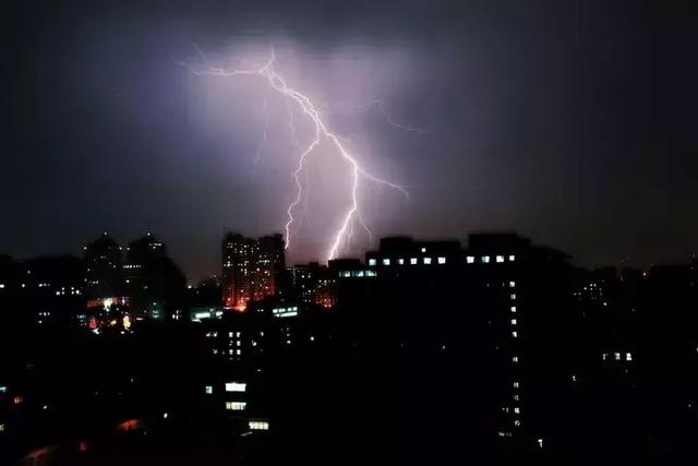 雷雨频发，被闪电击中不会变成雷神，却可能留下“花纹”