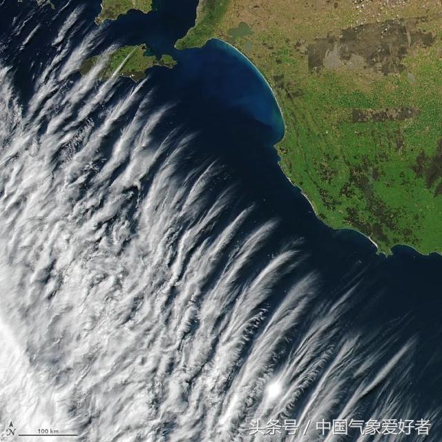 NASA卫星在澳洲发现奇景，再现大鹏展翅！真相是“地震云”？