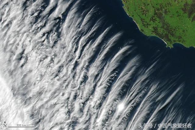 NASA卫星在澳洲发现奇景，再现大鹏展翅！真相是“地震云”？