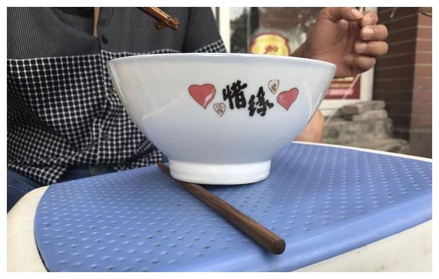 去重庆面馆吃面，老板给我了三根筷子，坐下来以后我秒懂了