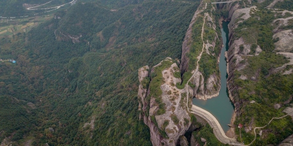 浙江取名相当贴切的一座山，山顶形如方盒，系国内最大的火山平台