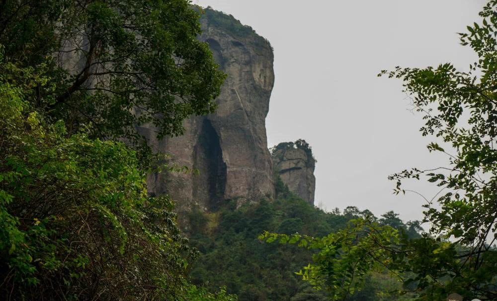 浙江取名相当贴切的一座山，山顶形如方盒，系国内最大的火山平台