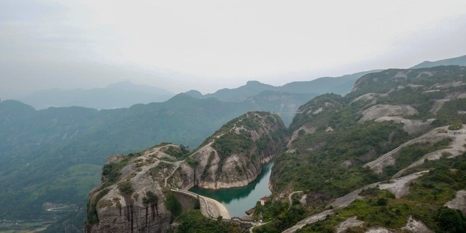 浙江取名相当贴切的一座山，山顶形如方盒，系国内最大的火山平台