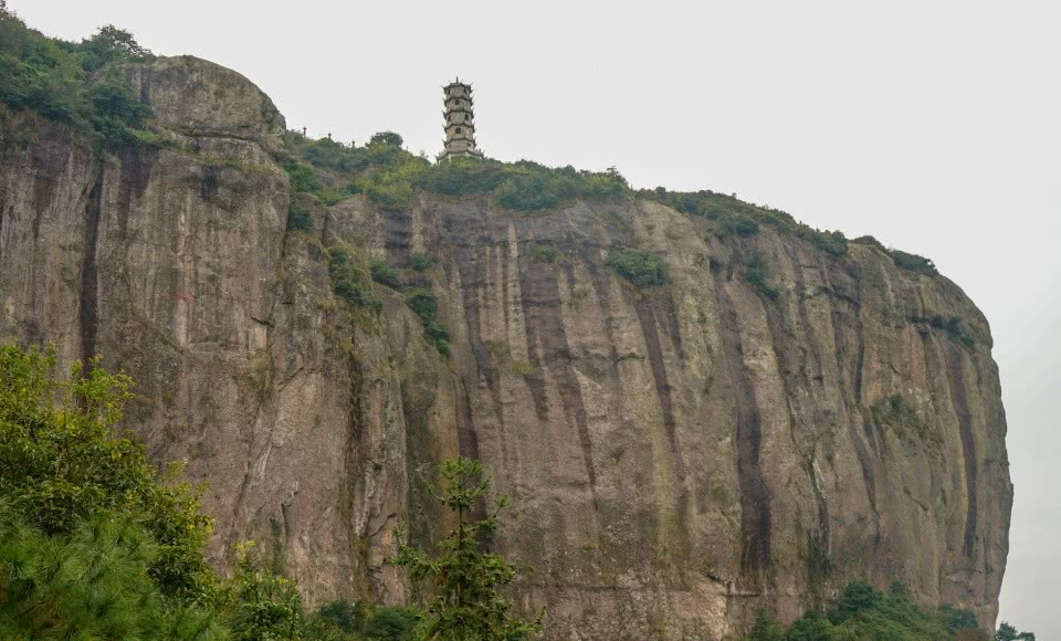 浙江取名相当贴切的一座山，山顶形如方盒，系国内最大的火山平台