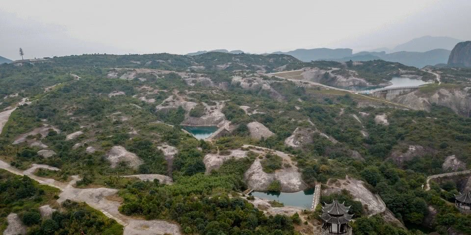 浙江取名相当贴切的一座山，山顶形如方盒，系国内最大的火山平台