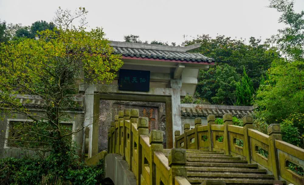 浙江取名相当贴切的一座山，山顶形如方盒，系国内最大的火山平台