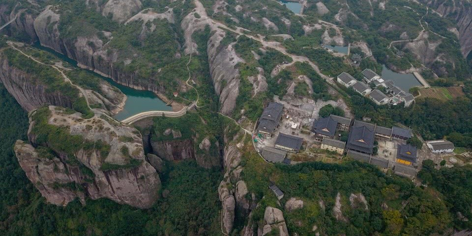 浙江取名相当贴切的一座山，山顶形如方盒，系国内最大的火山平台