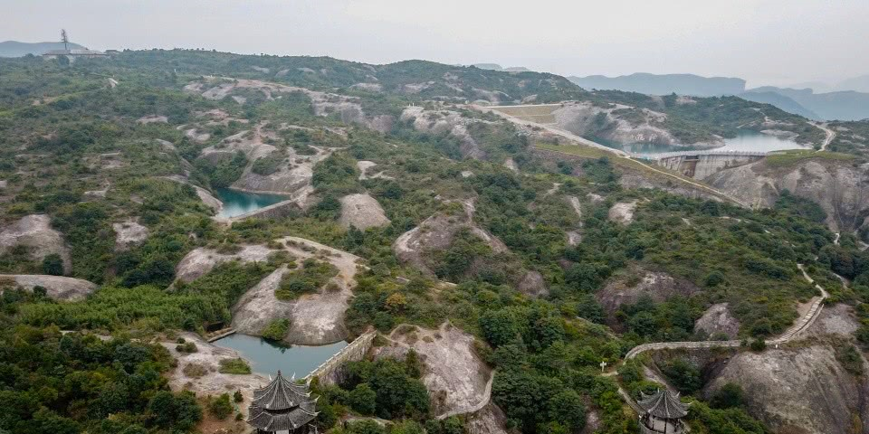 浙江取名相当贴切的一座山，山顶形如方盒，系国内最大的火山平台