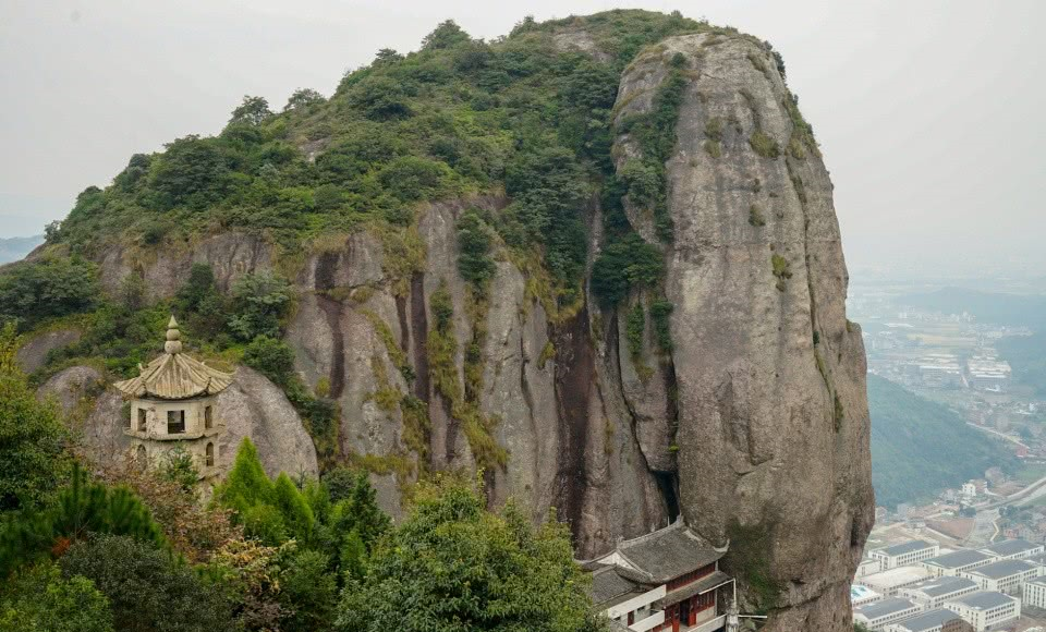 浙江取名相当贴切的一座山，山顶形如方盒，系国内最大的火山平台