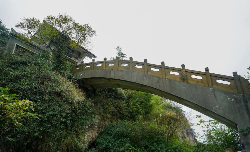 浙江取名相当贴切的一座山，山顶形如方盒，系国内最大的火山平台