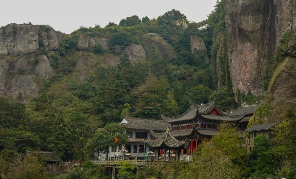 浙江取名相当贴切的一座山，山顶形如方盒，系国内最大的火山平台