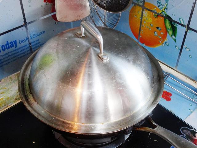 水煮荷包蛋，记得不要水开下锅，多加这几步，鸡蛋圆嫩完整不出沫