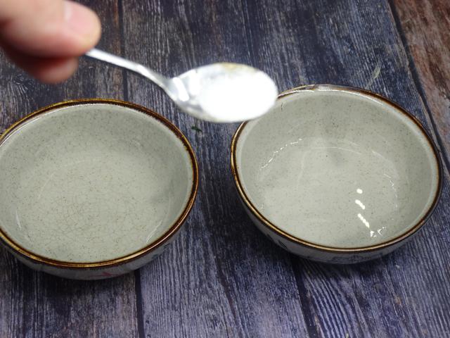 水煮荷包蛋,记得不要水开下锅,多加这几步,鸡蛋圆嫩完整不出沫