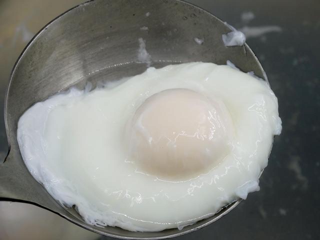 水煮荷包蛋，记得不要水开下锅，多加这几步，鸡蛋圆嫩完整不出沫
