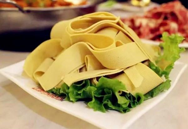 吃火锅,垫在食材下面的生菜能吃吗?别不懂装懂,是会被嫌弃的