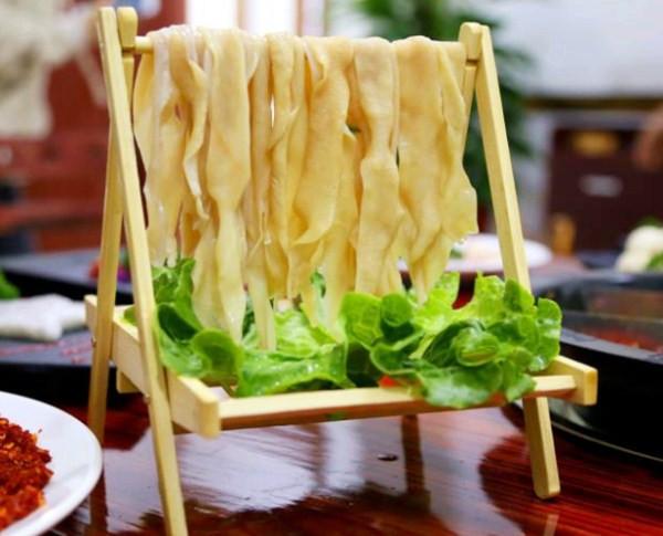 吃火锅,垫在食材下面的生菜能吃吗?别不懂装懂,是会被嫌弃的