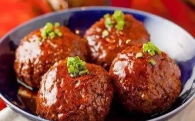 四喜丸子:中国传统名菜,寓意团圆吉祥,是一道不可错过的美食