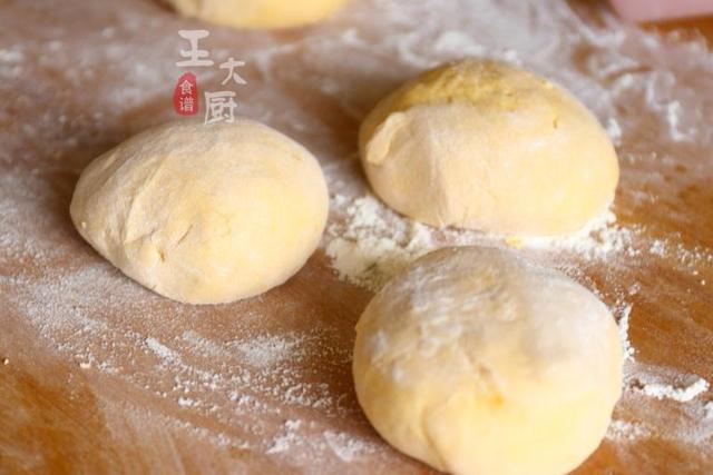 在家闲着没事干,做个南瓜荷叶饼吧,好玩好看又好吃