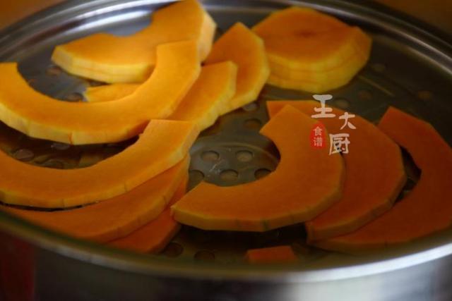 在家闲着没事干,做个南瓜荷叶饼吧,好玩好看又好吃