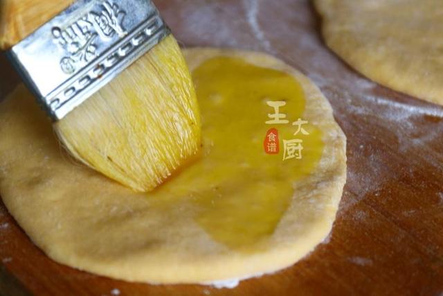在家闲着没事干,做个南瓜荷叶饼吧,好玩好看又好吃