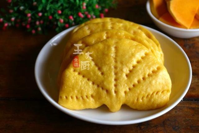 在家闲着没事干,做个南瓜荷叶饼吧,好玩好看又好吃