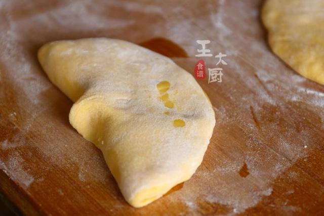 在家闲着没事干,做个南瓜荷叶饼吧,好玩好看又好吃