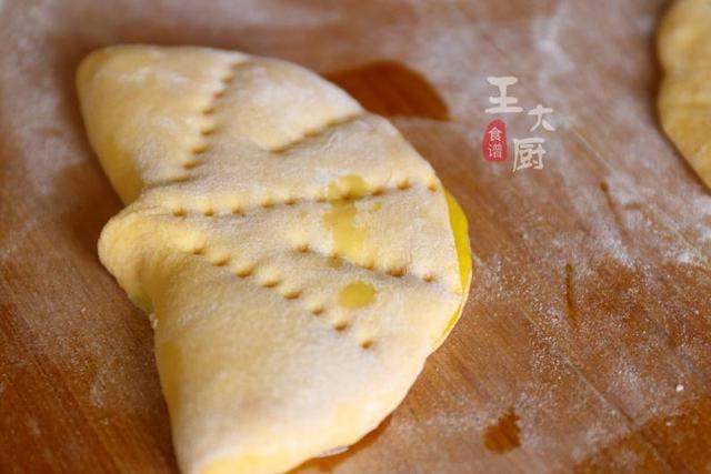 在家闲着没事干,做个南瓜荷叶饼吧,好玩好看又好吃