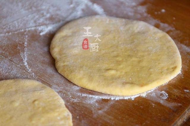 在家闲着没事干,做个南瓜荷叶饼吧,好玩好看又好吃