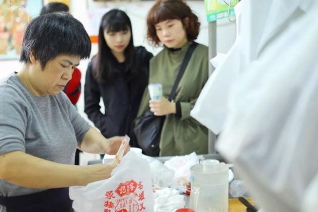 澳门最有名的烧腊店,排队一个多小时,连店牌都没有,太任性了