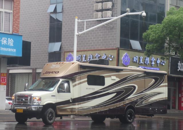 明星大腕常来这个小镇,吃个饭都能遇见他们的座驾