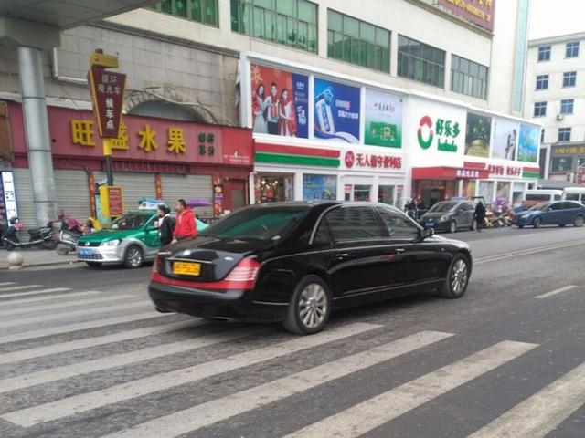 明星大腕常来这个小镇,吃个饭都能遇见他们的座驾
