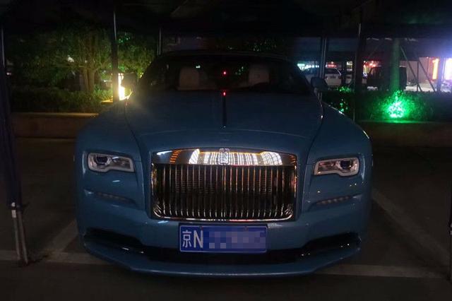 明星大腕常来这个小镇,吃个饭都能遇见他们的座驾