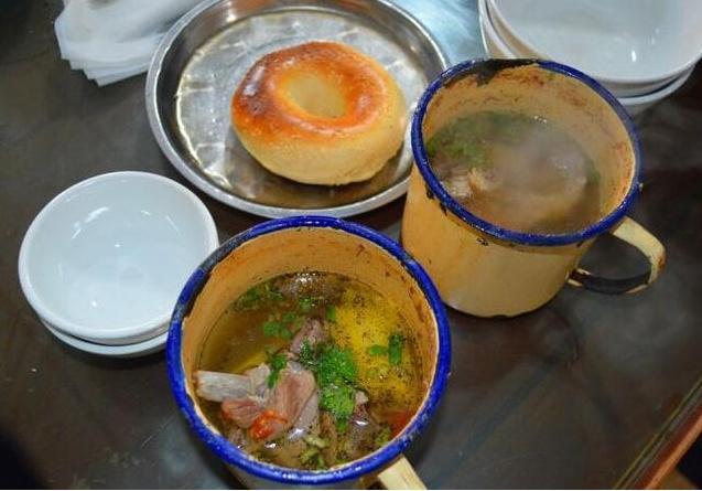 南疆才有的“搪瓷缸”美食，路人却嫌脏，懂的人三缸都不够吃