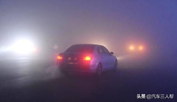 大雾天气该怎样使用灯光？老司机告诉你：这样做最科学和安全