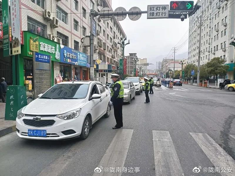 陇南公安交警采取五条措施迅速恢复交通运输秩序全力保障路网畅通