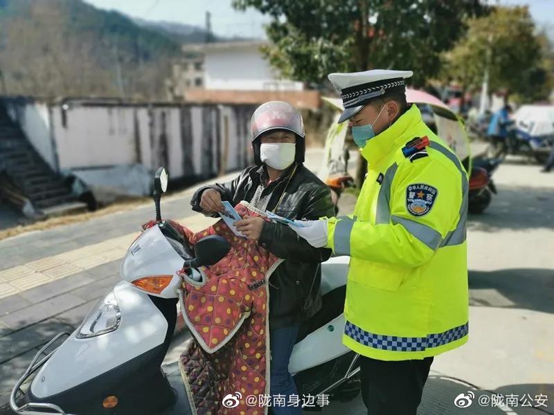 陇南公安交警采取五条措施迅速恢复交通运输秩序全力保障路网畅通